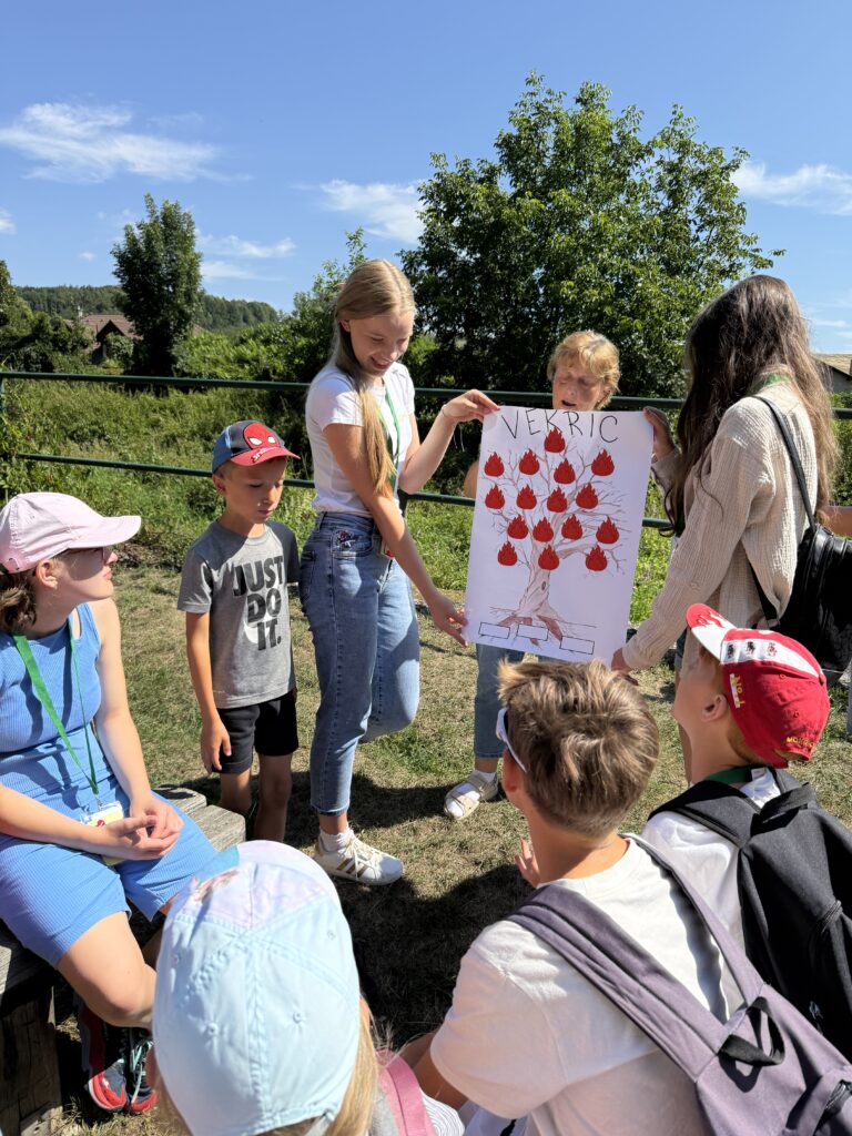 Deti na tábore pripravujú rodostrom rodiny Vekric- Cirkev.