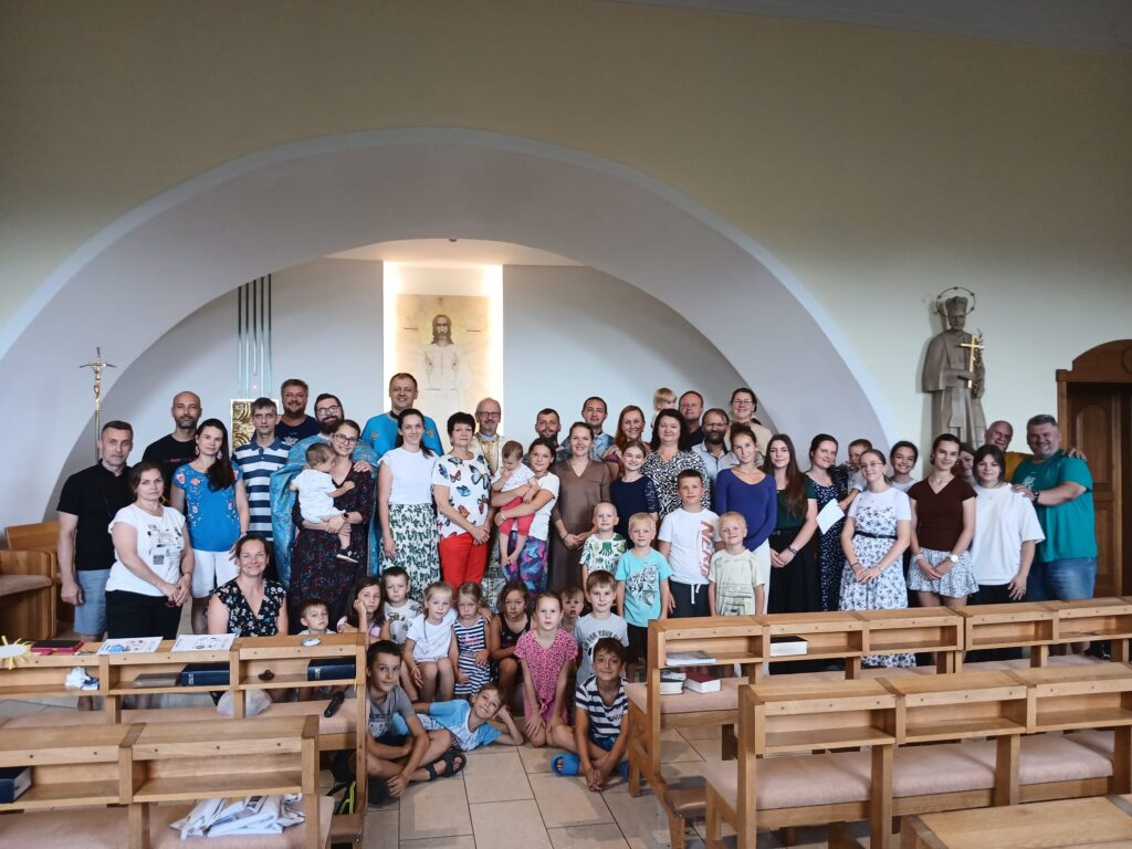 Spoločná fotografia členov spoločenstva SKALA na duchovnej obnove na Spišskej Kapitule