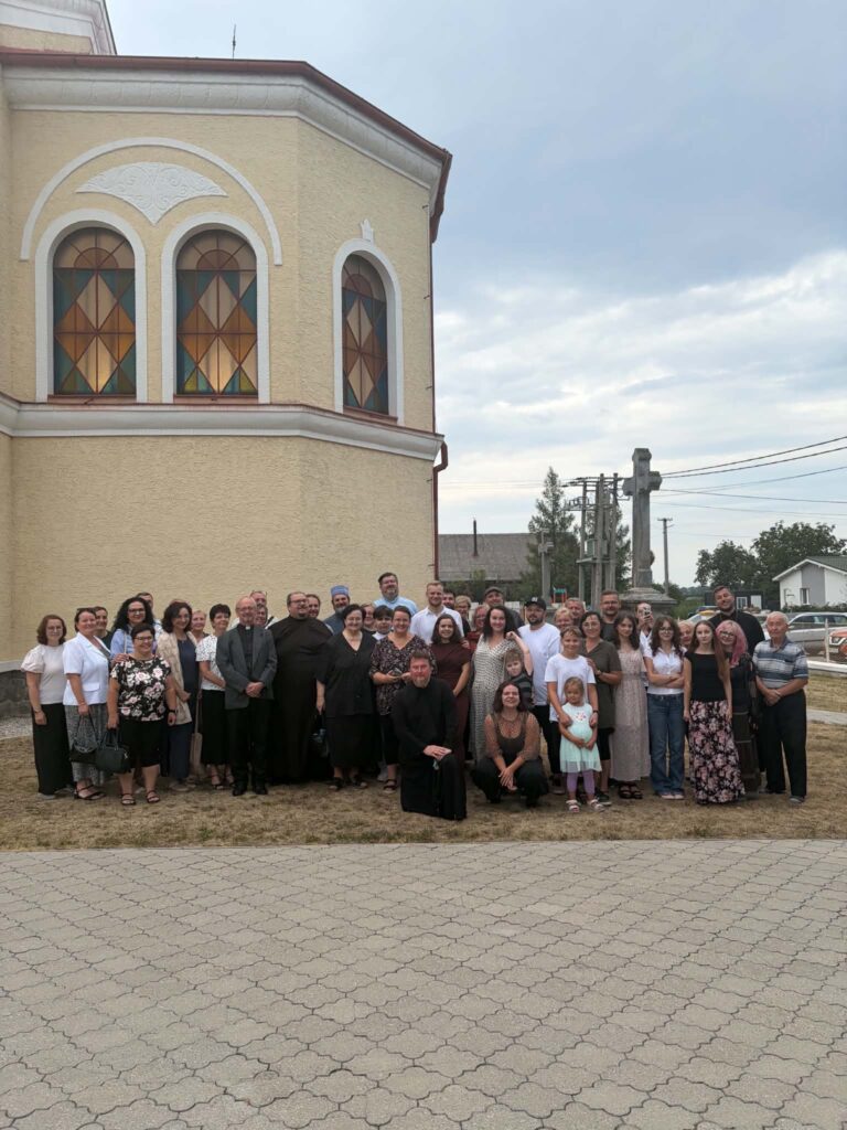 Spoločná fotografia zúčastnených na spomienke na zosnulého otca Emila Zorvana pri príležitosti 25. výročia odchodu do večnosti.